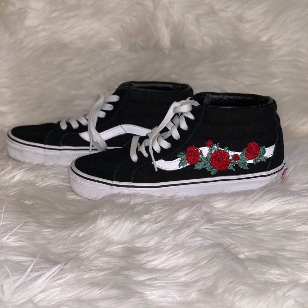High top old skool black Vans w. classic red rose